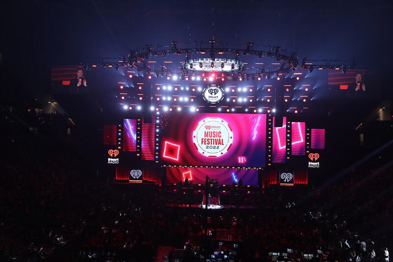 Tom Kenny Creates Diverse Looks for iHeartRadio Music Festival with 4Wall and CHAUVET Professional